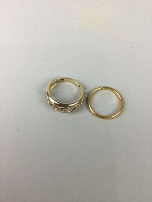 Lot 604 - A GOLD DRESS RING AND A WEDDING RING