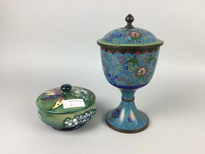 Lot 644 - A CLOISONNE CUP AND COVER AND A MOORCROFT POWDER BOWL