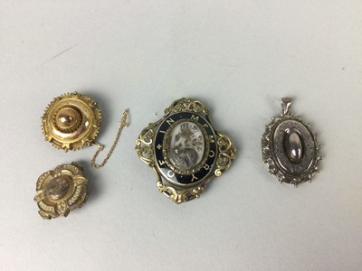 Lot 662 - A VICTORIAN MOURNING BROOCH AND OTHERS