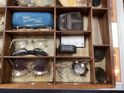 Lot 612 - A COLLECTION OF OCULAR ACCESSORIES