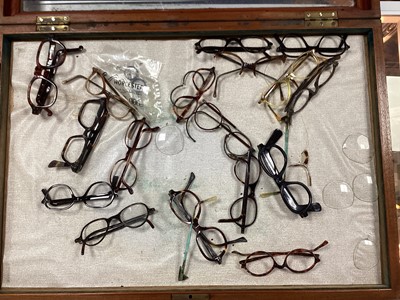 Lot 612 - A COLLECTION OF OCULAR ACCESSORIES