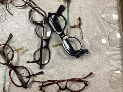 Lot 612 - A COLLECTION OF OCULAR ACCESSORIES