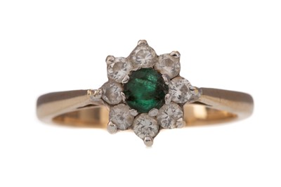 Lot 470 - AN EMERALD AND PARTIAL DIAMOND RING