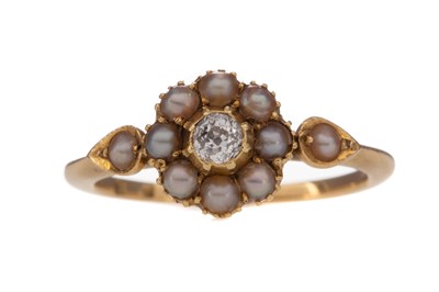 Lot 472 - A PEARL AND DIAMOND RING