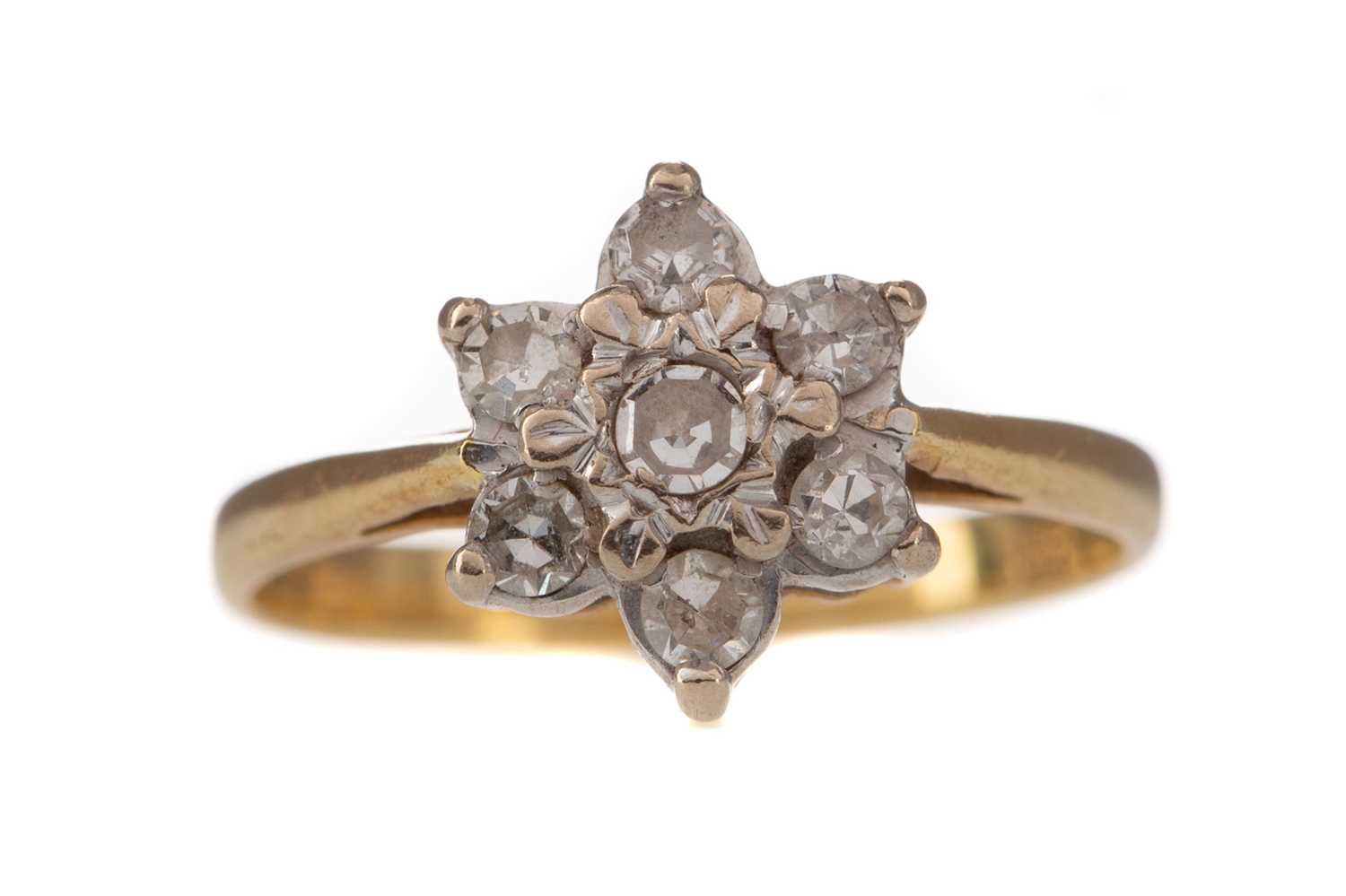 Lot 476 - A DIAMOND CLUSTER RING