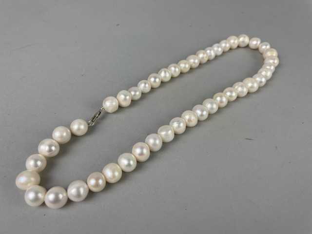Lot 82 - A SINGLE STRAND PEARL NECKLACE