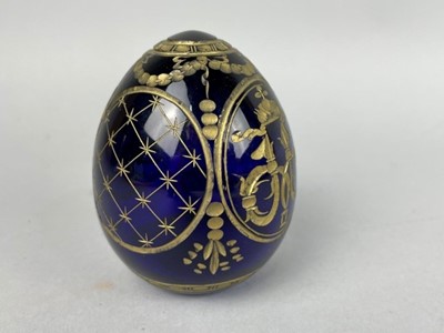 Lot 38 - A MODERN FABERGE STYLE GLASS EGG