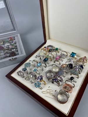 Lot 37 - A COLLECTION OF COSTUME RINGS