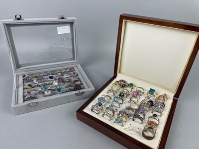 Lot 37 - A COLLECTION OF COSTUME RINGS