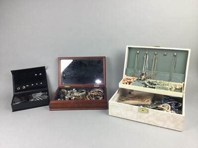 Lot 31 - A COLLECTION OF COSTUME JEWELLERY