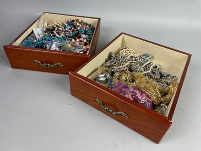 Lot 76 - A COLLECTION OF COSTUME JEWELLERY