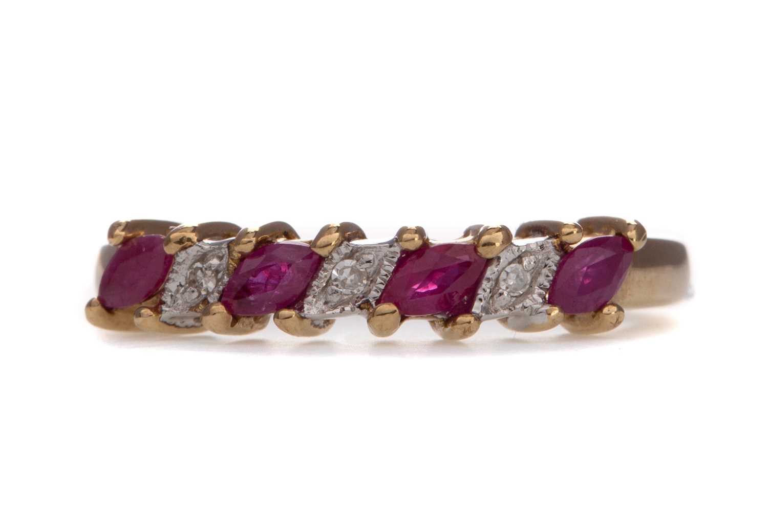 Lot 471 - A RUBY AND DIAMOND RING