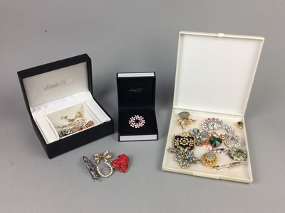 Lot 34 - A COLLECTION OF COSTUME JEWELLERY