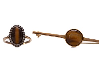 Lot 481 - AN EARLY 20TH CENTURY TIGER'S EYE AND DIAMOND CLUSTER RING AND A BAR BROOCH
