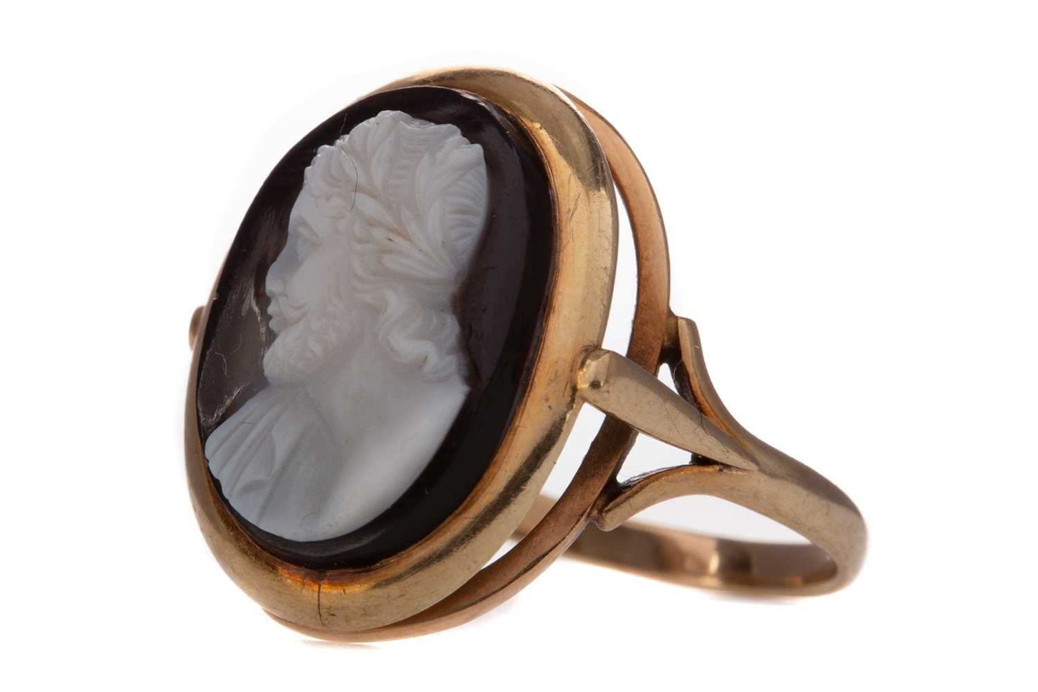 Lot 493 - A VICTORIAN CAMEO DRESS RING