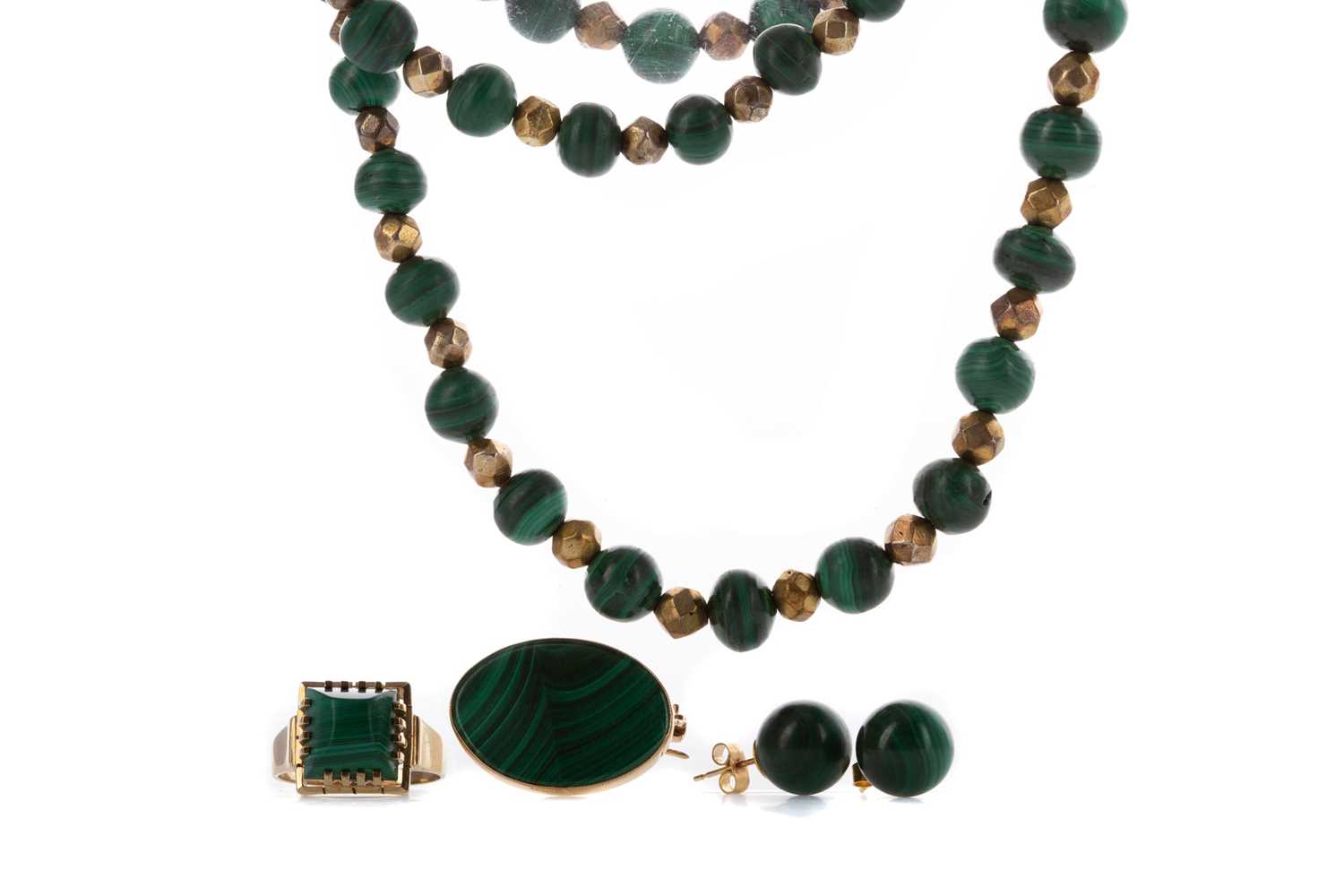 Lot 495 - A MALACHITE NECKLACE AND OTHER JEWELLERY