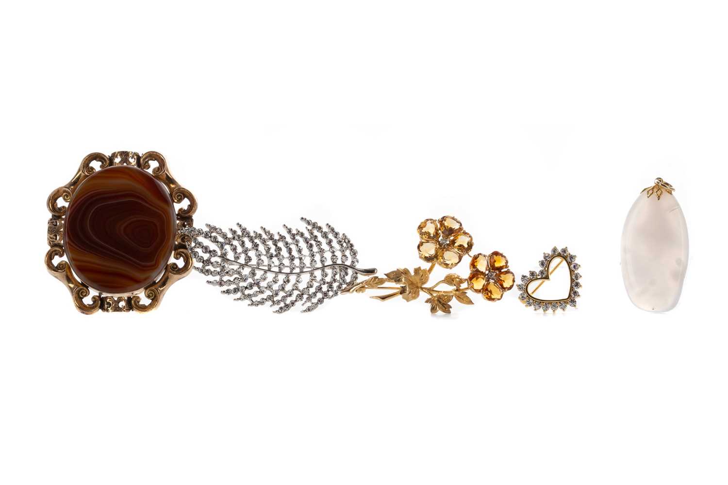 Lot 499 - A VICTORIAN OVAL MOURNING BROOCH, A PENDANT AND FOUR BROOCHES