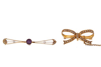 Lot 514 - AN AMETHYST AND PEARL BAR BROOCH AND A BOW BROOCH