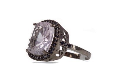 Lot 512 - AN AMETHYST AND SAPPHIRE RING