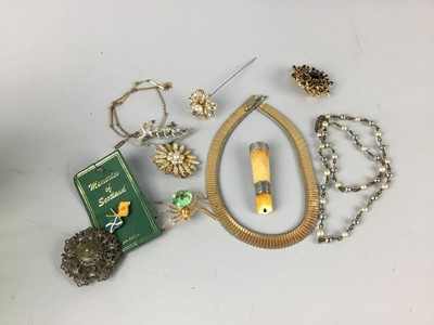 Lot 77 - A COLLECTION OF COSTUME JEWELLERY