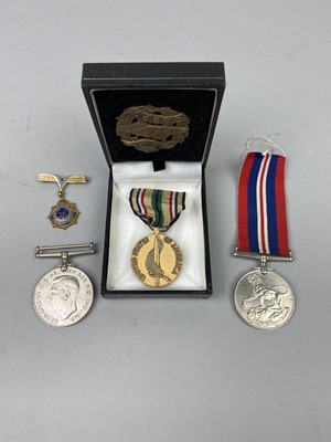 Lot 147 - A LOT OF MEDALS, SPECTACLES AND OTHER ITEMS
