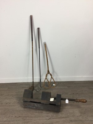 Lot 217 - A VICTORIAN HICKORY SHAFTED GOLF CLUB, ANOTHER CLUB AND A CLAMP PRESS