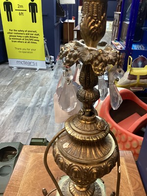 Lot 117 - A LATE 19TH CENTURY BRASS AND COMPOSITION TABLE LAMP