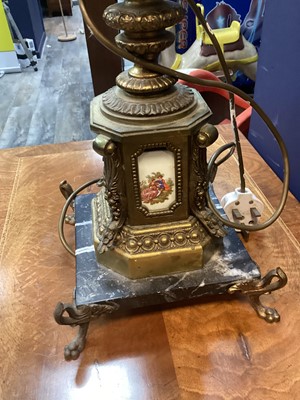 Lot 117 - A LATE 19TH CENTURY BRASS AND COMPOSITION TABLE LAMP