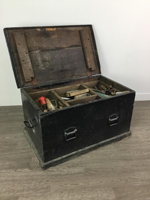 Lot 440 - A COLLECTION OF VINTAGE TOOLS CONTAINED IN A TOOL BOX