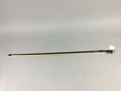 Lot 463 - A VIOLIN BOW