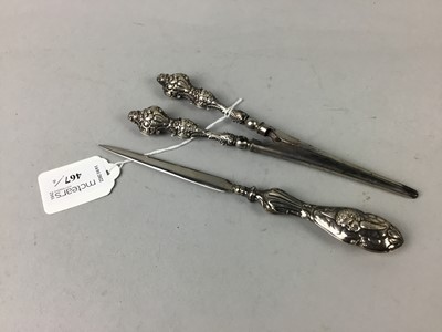 Lot 467 - A PAIR OF SILVER HANDLED GLOVE STRETCHERS, ALONG WITH A LETTER KNIFE