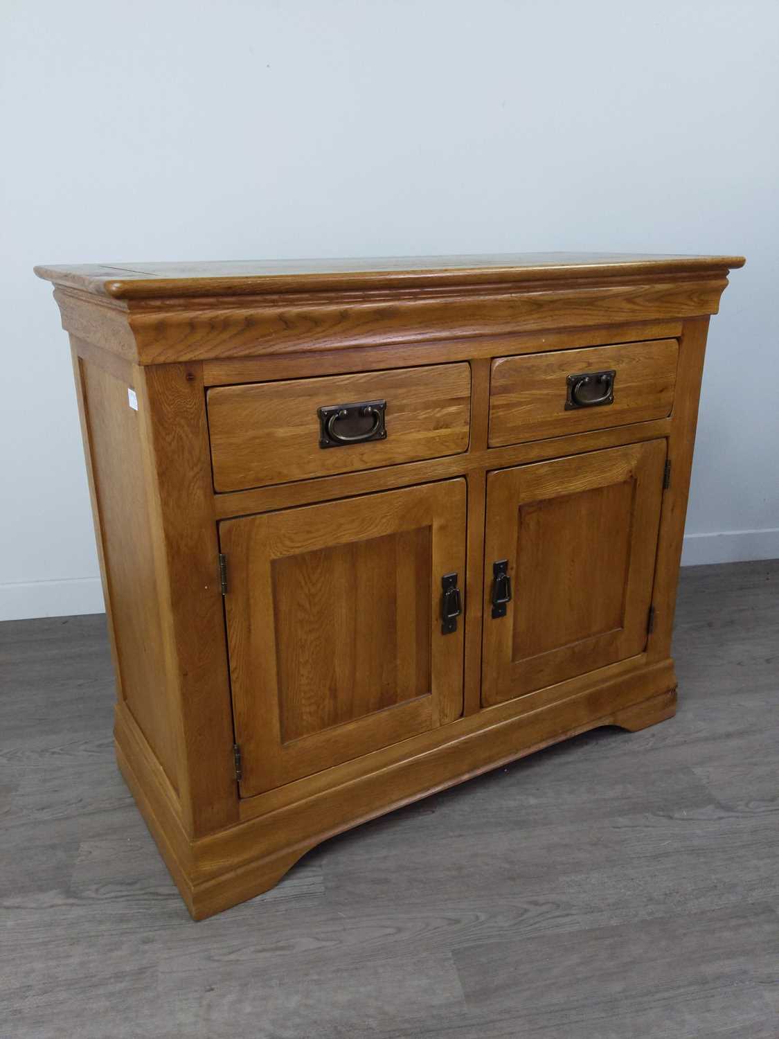 Lot 190 A MODERN OAK SIDEBOARD   196760 0 Medium 