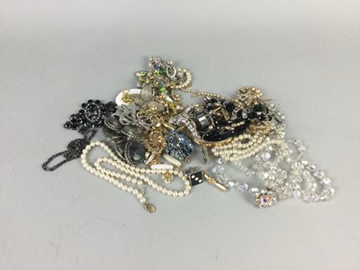 Lot 472 - A COLLECTION OF COSTUME JEWELLERY