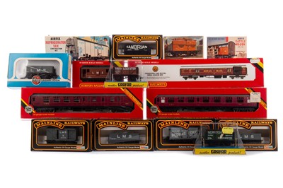 Lot 950 - A COLLECTION OF 00 GAUGE ROLLING STOCK