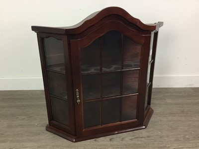 Lot 547 - A MAHOGANY EFFECT WALL MOUNTING DISPLAY CABINET