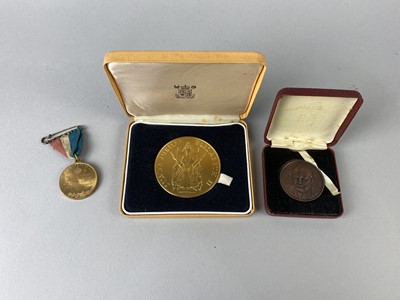Lot 25A - A LOT OF VARIOUS BADGES, TOKENS, MEDALLIONS AND COINS