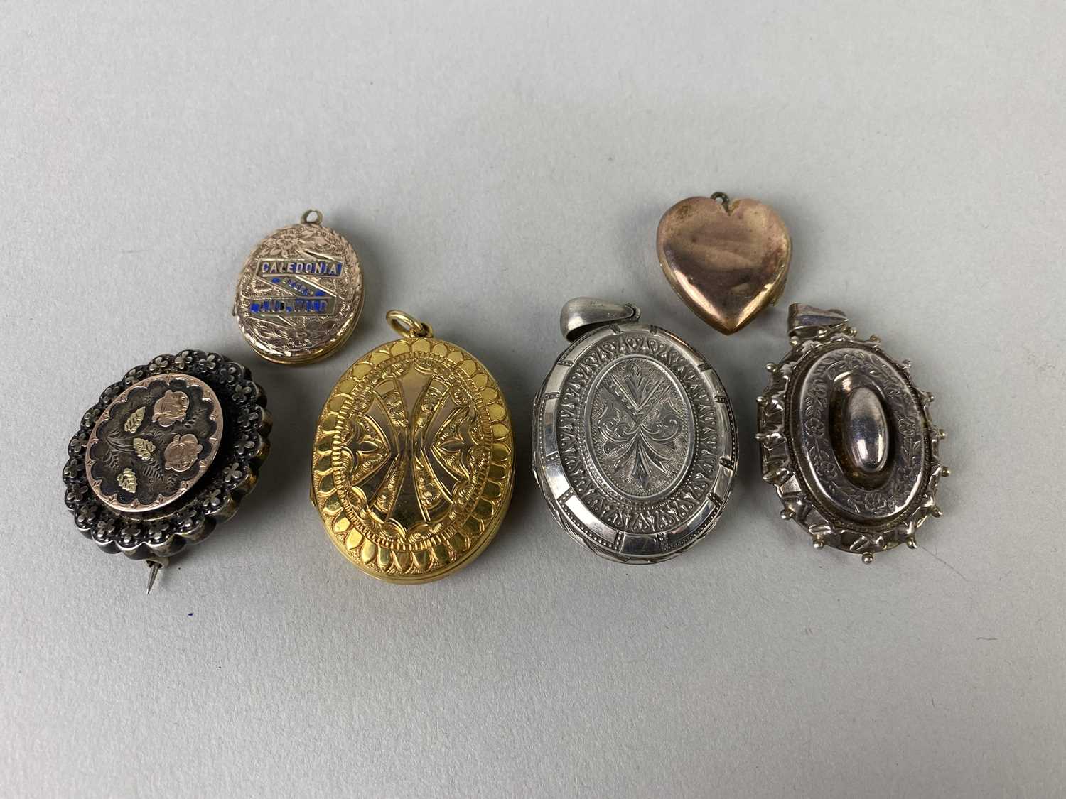 Lot 80 - A LOT OF VICTORIAN AND OTHER LOCKETS AND BROOCHES