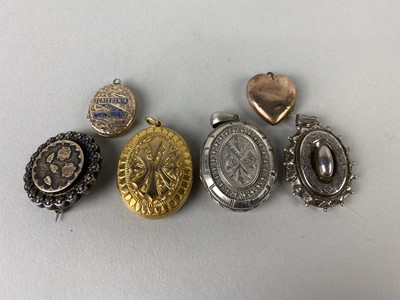 Lot 80A - A LOT OF VICTORIAN AND OTHER LOCKETS AND BROOCHES