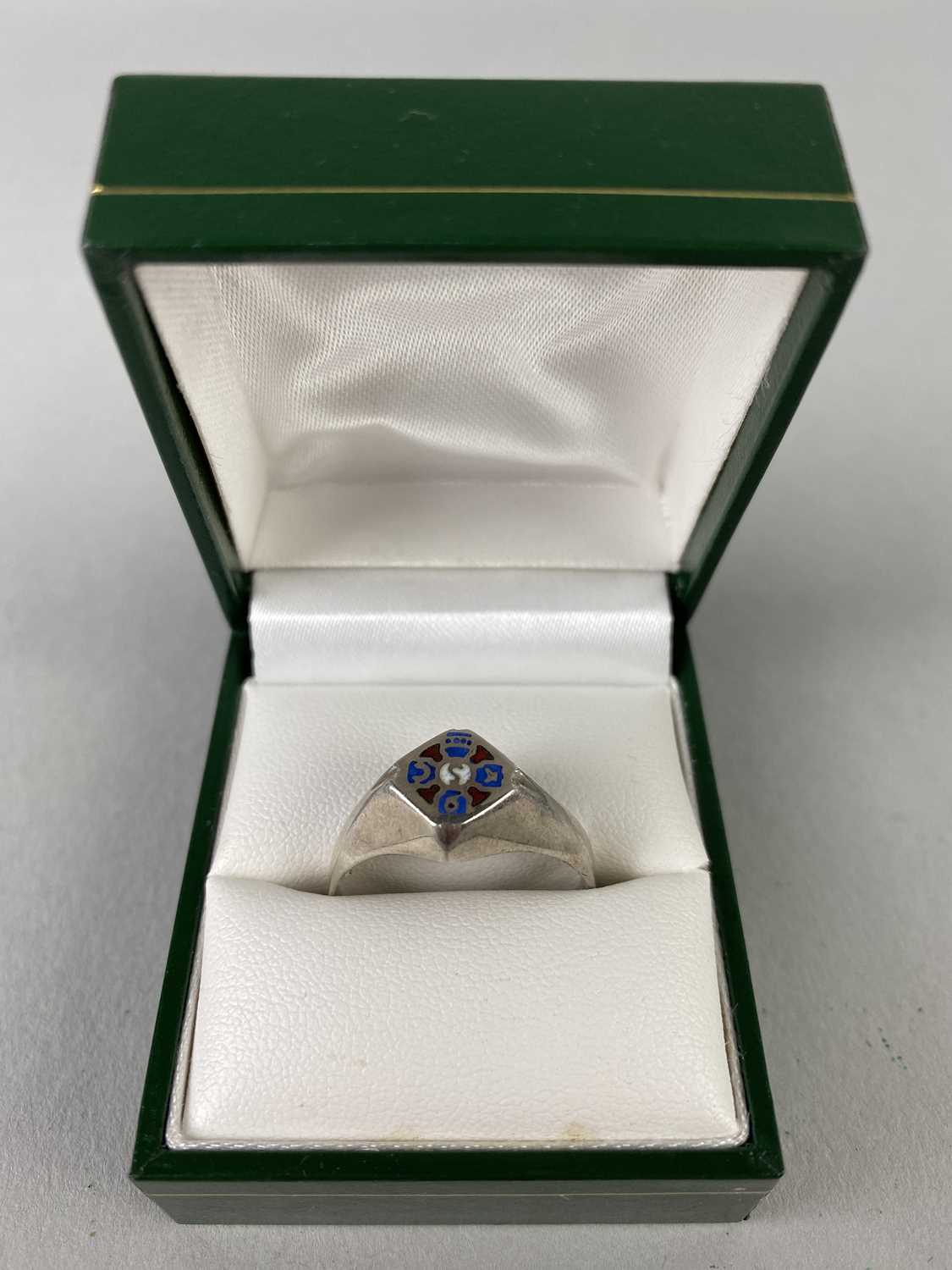 Lot 45 - A SILVER AND ENAMEL RING BY NORMAN GRANT