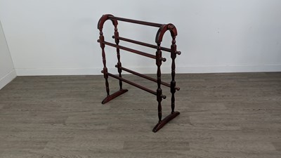 Lot 593 - A MAHOGANY TOWEL RAIL