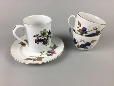 Lot 619 - A LOT OF ROYAL WORCESTER 'EVESHAM' PATTERN TEA AND DINNER WARE