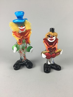 Lot 552 - A LOT OF TWO MURANO GLASS CLOWN FIGURES AND OTHER ART GLASS