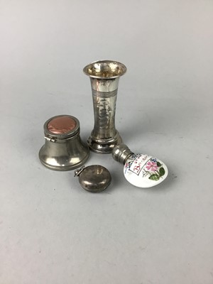 Lot 567 - A SILVER SOVEREIGN CASE, SILVER VASE AND PLATED INKWELL