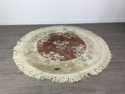 Lot 654 - A 20TH CENTURY CHINESE CIRCULAR FRINGED RUG