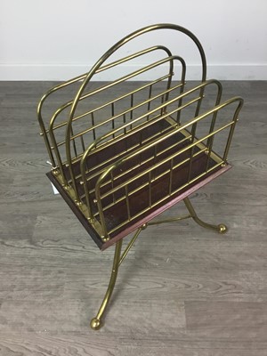 Lot 839 - AN EARLY 20TH CENTURY BRASS AND MAHOGANY PAPER RACK