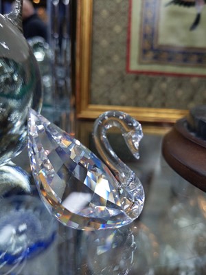 Lot 250 - A SET OF SIX SOUTH AFRICAN GLASS NOVELTY NAPKIN RINGS AND A SWAROVSKI SWAN