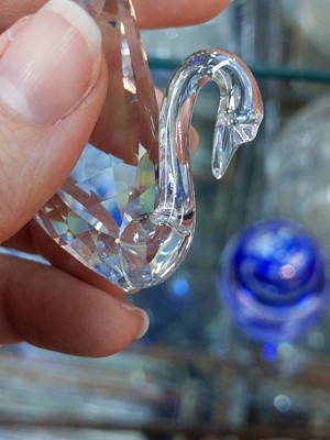 Lot 250 - A SET OF SIX SOUTH AFRICAN GLASS NOVELTY NAPKIN RINGS AND A SWAROVSKI SWAN