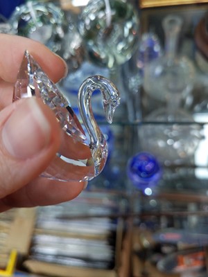 Lot 250 - A SET OF SIX SOUTH AFRICAN GLASS NOVELTY NAPKIN RINGS AND A SWAROVSKI SWAN