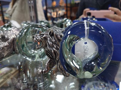 Lot 250 - A SET OF SIX SOUTH AFRICAN GLASS NOVELTY NAPKIN RINGS AND A SWAROVSKI SWAN