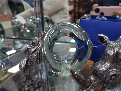 Lot 250 - A SET OF SIX SOUTH AFRICAN GLASS NOVELTY NAPKIN RINGS AND A SWAROVSKI SWAN